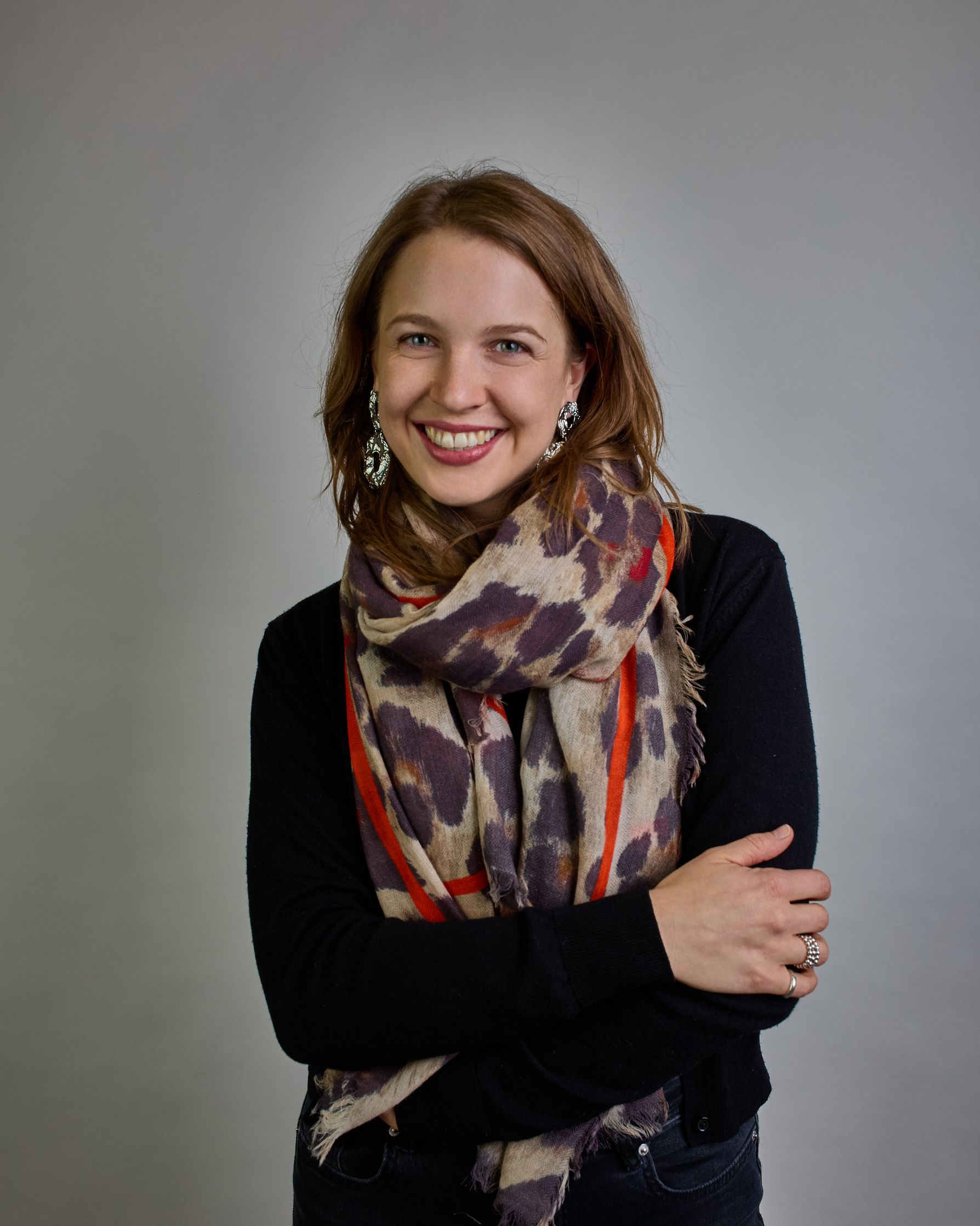 Schal mit klassischem Leopardenmuster in Brauntönen. Nach innen versetzer Rahmen entland der Form des Schales in orange. #3