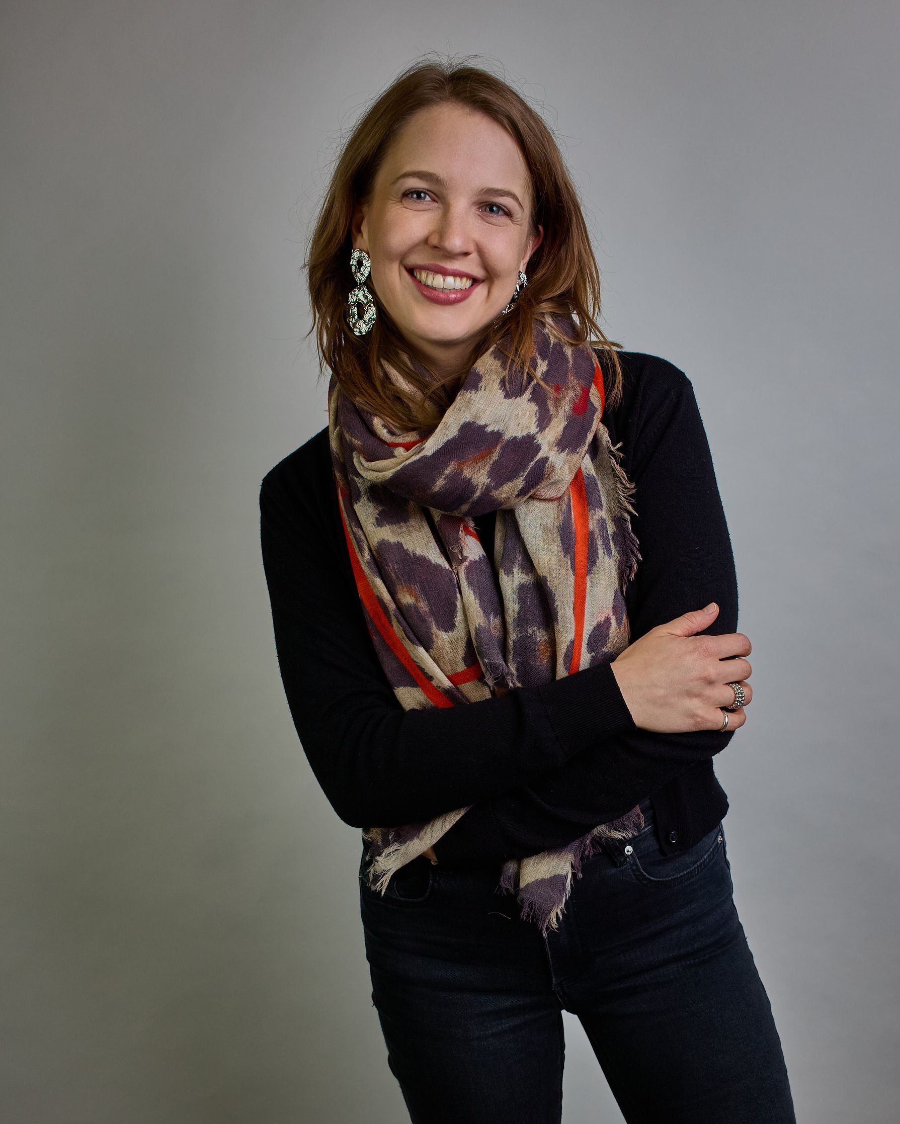 Schal mit klassischem Leopardenmuster in Brauntönen. Nach innen versetzer Rahmen entland der Form des Schales in orange. #4