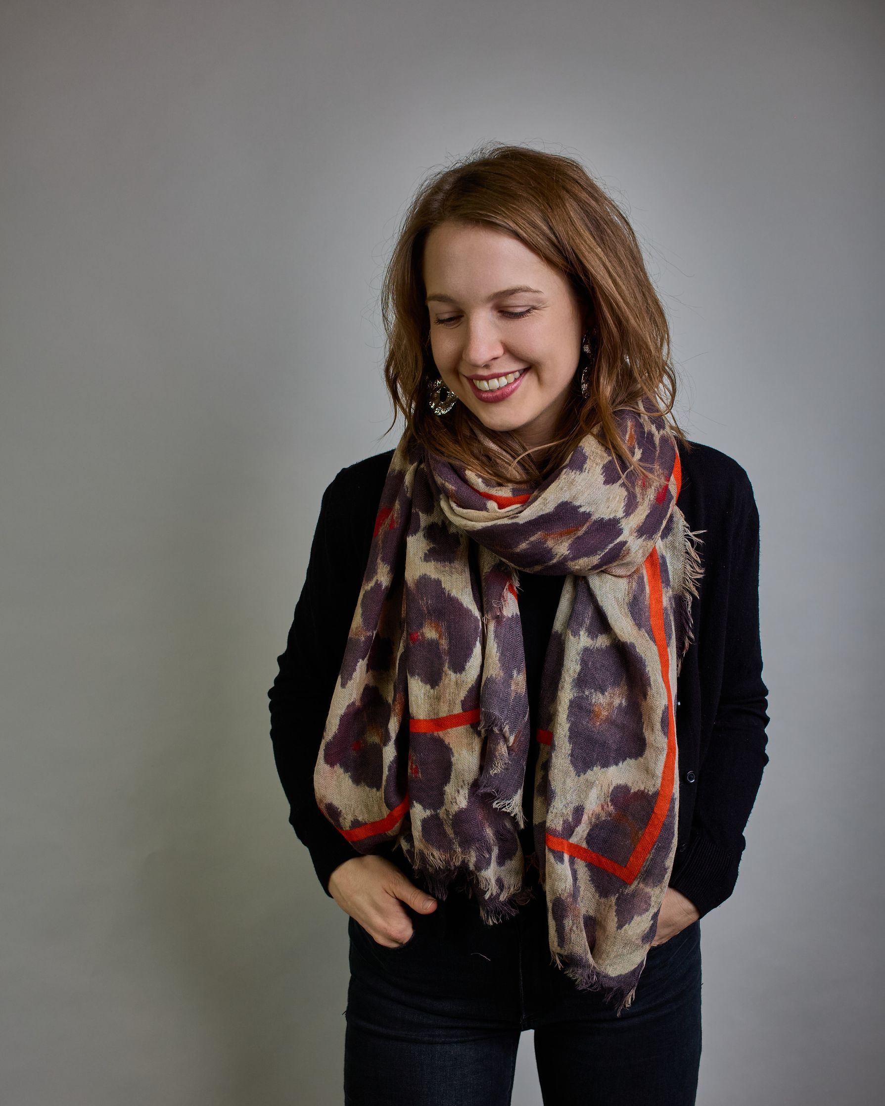 Schal mit klassischem Leopardenmuster in Brauntönen. Nach innen versetzer Rahmen entland der Form des Schales in orange. #5