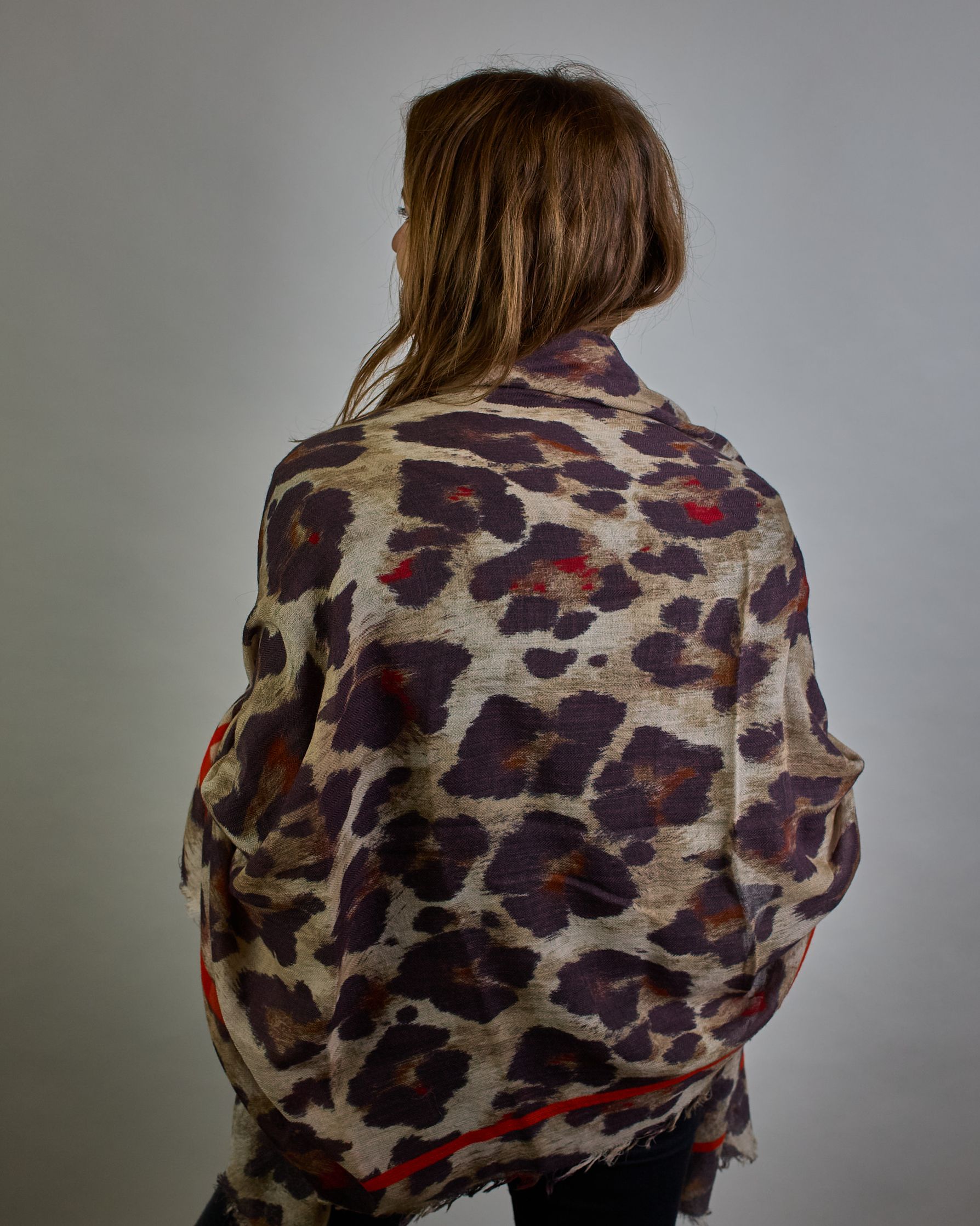 Schal mit klassischem Leopardenmuster in Brauntönen. Nach innen versetzer Rahmen entland der Form des Schales in orange. #6