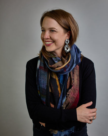 Schal mit mordernem Mustermix aus Leopard und mordernen Akzenten. Verschiedene blau, lila und grün Töne. #1