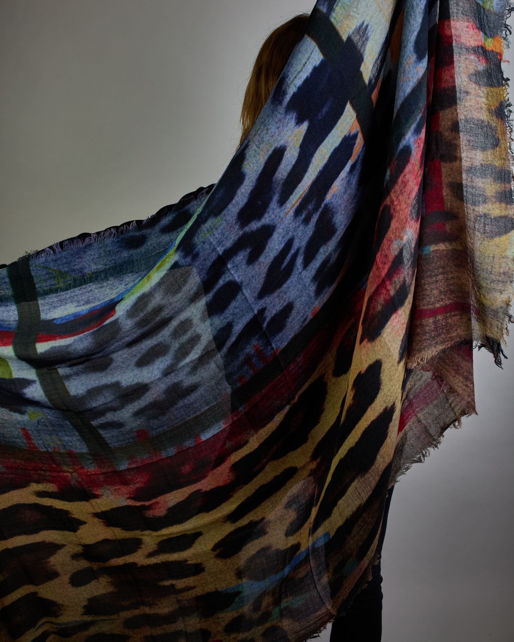 Schal mit mordernem Mustermix aus Leopard und mordernen Akzenten. Verschiedene blau, lila und grün Töne. #2