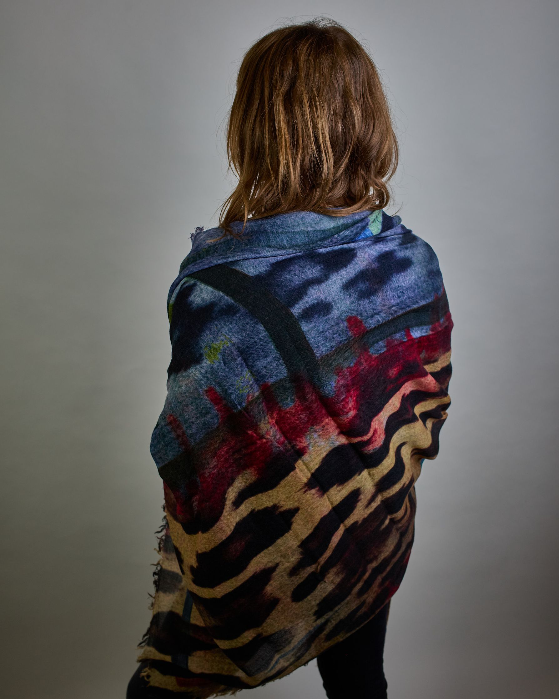 Schal mit mordernem Mustermix aus Leopard und mordernen Akzenten. Verschiedene blau, lila und grün Töne. #4