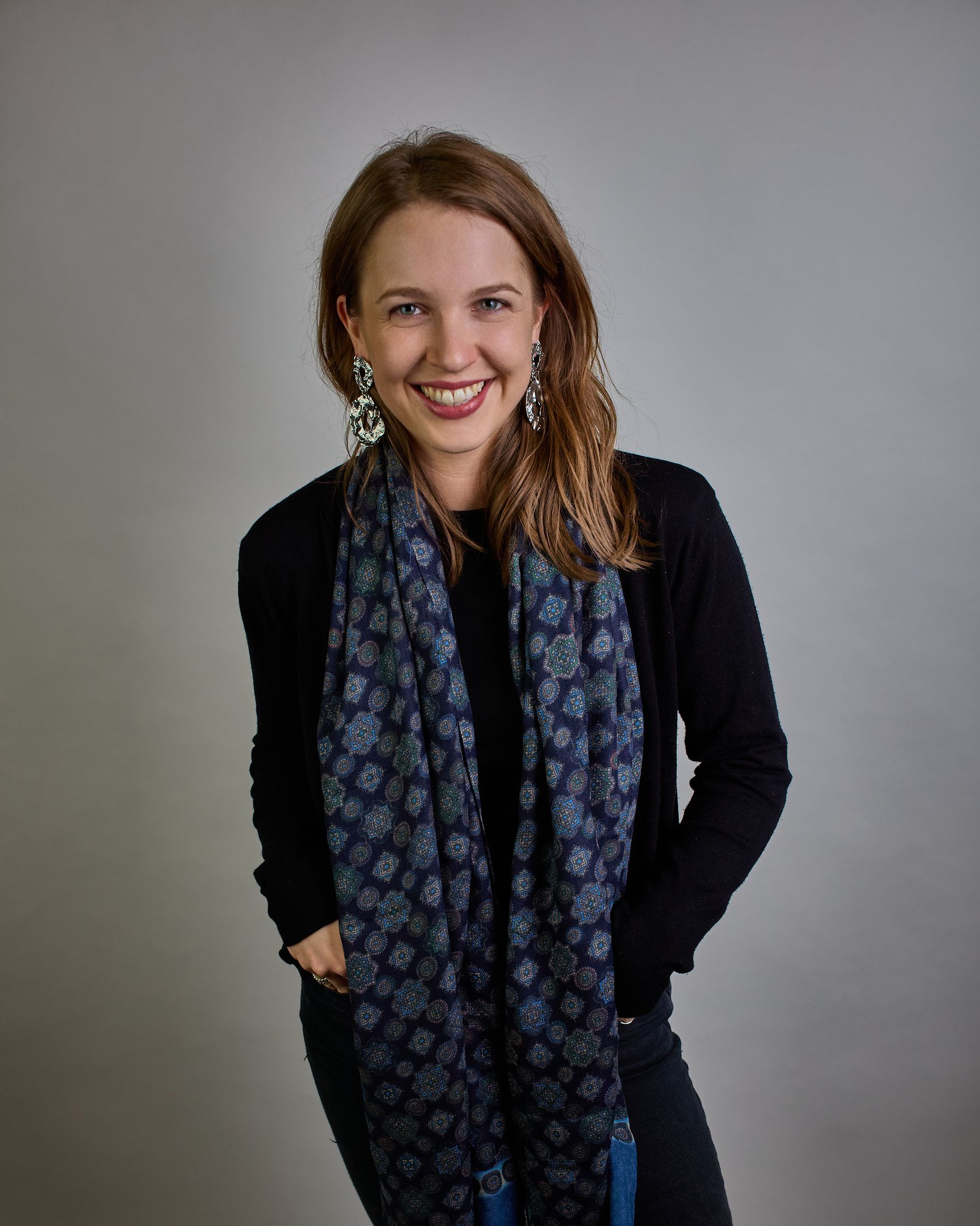 Schal mit klassischem Muster in kleinen Kreisformen, ähnelnd Mandalas in verschiedenen blautönen mit grünne Akzenten. #2