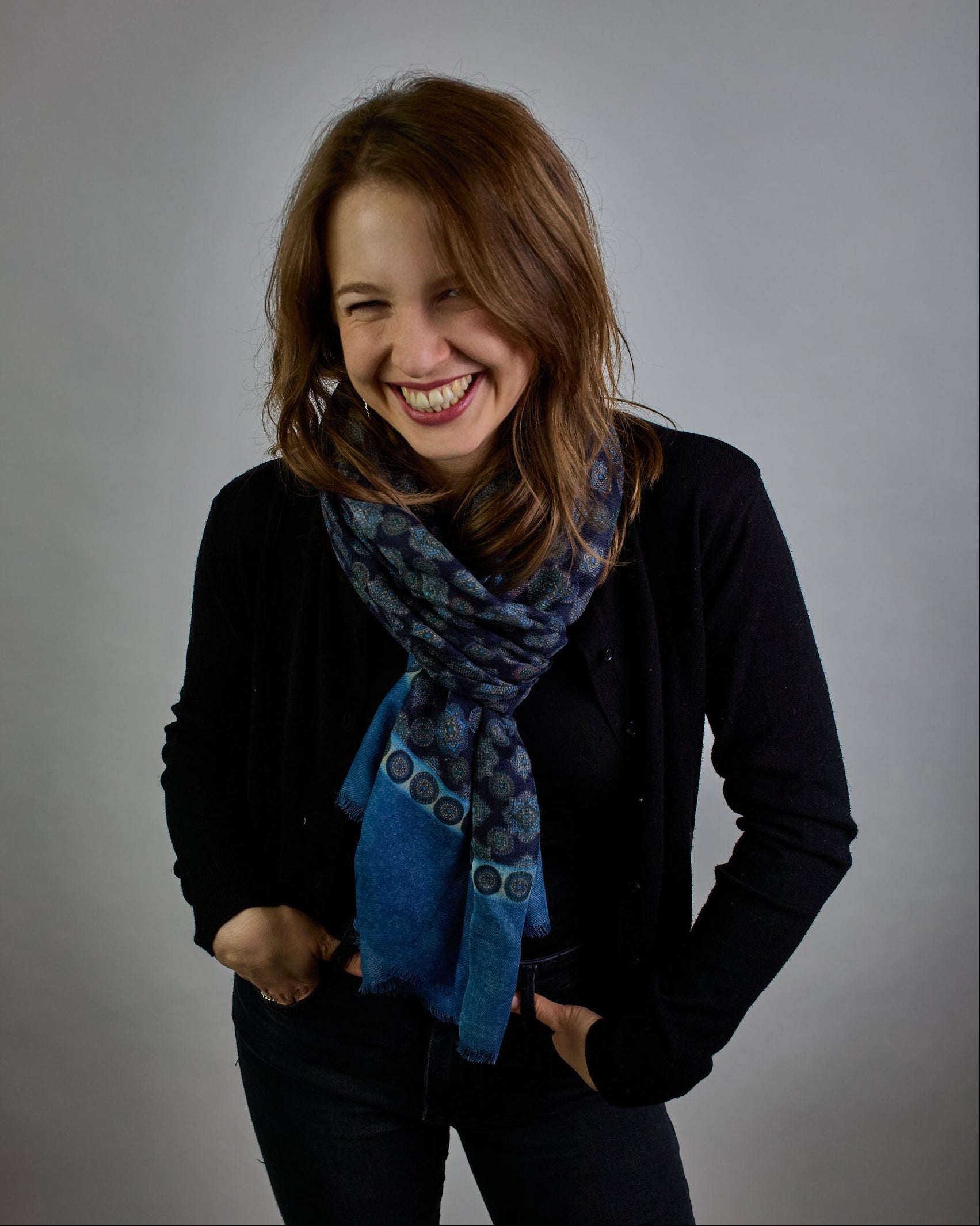 Schal mit klassischem Muster in kleinen Kreisformen, ähnelnd Mandalas in verschiedenen blautönen mit grünne Akzenten. #3