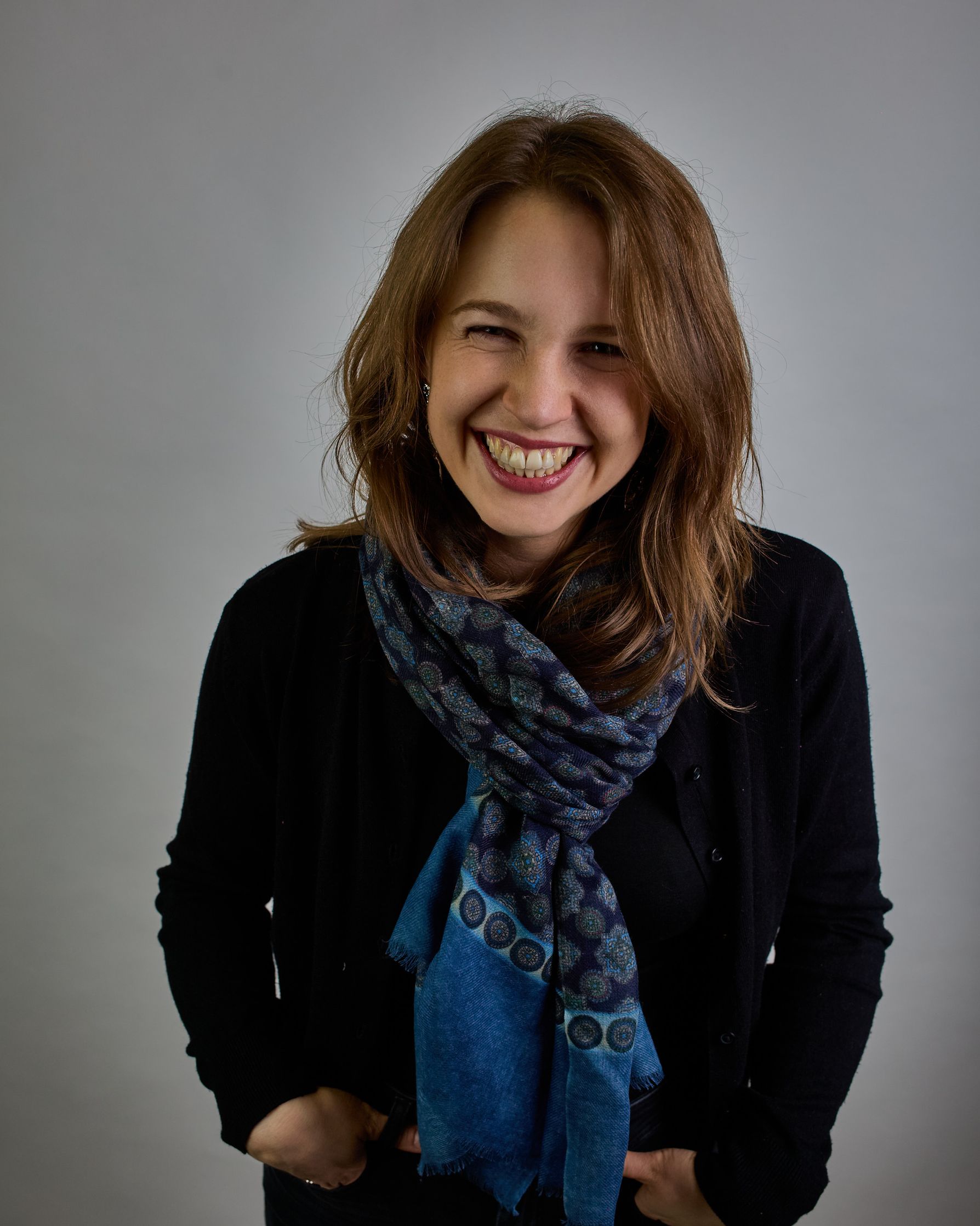 Schal mit klassischem Muster in kleinen Kreisformen, ähnelnd Mandalas in verschiedenen blautönen mit grünne Akzenten. #4