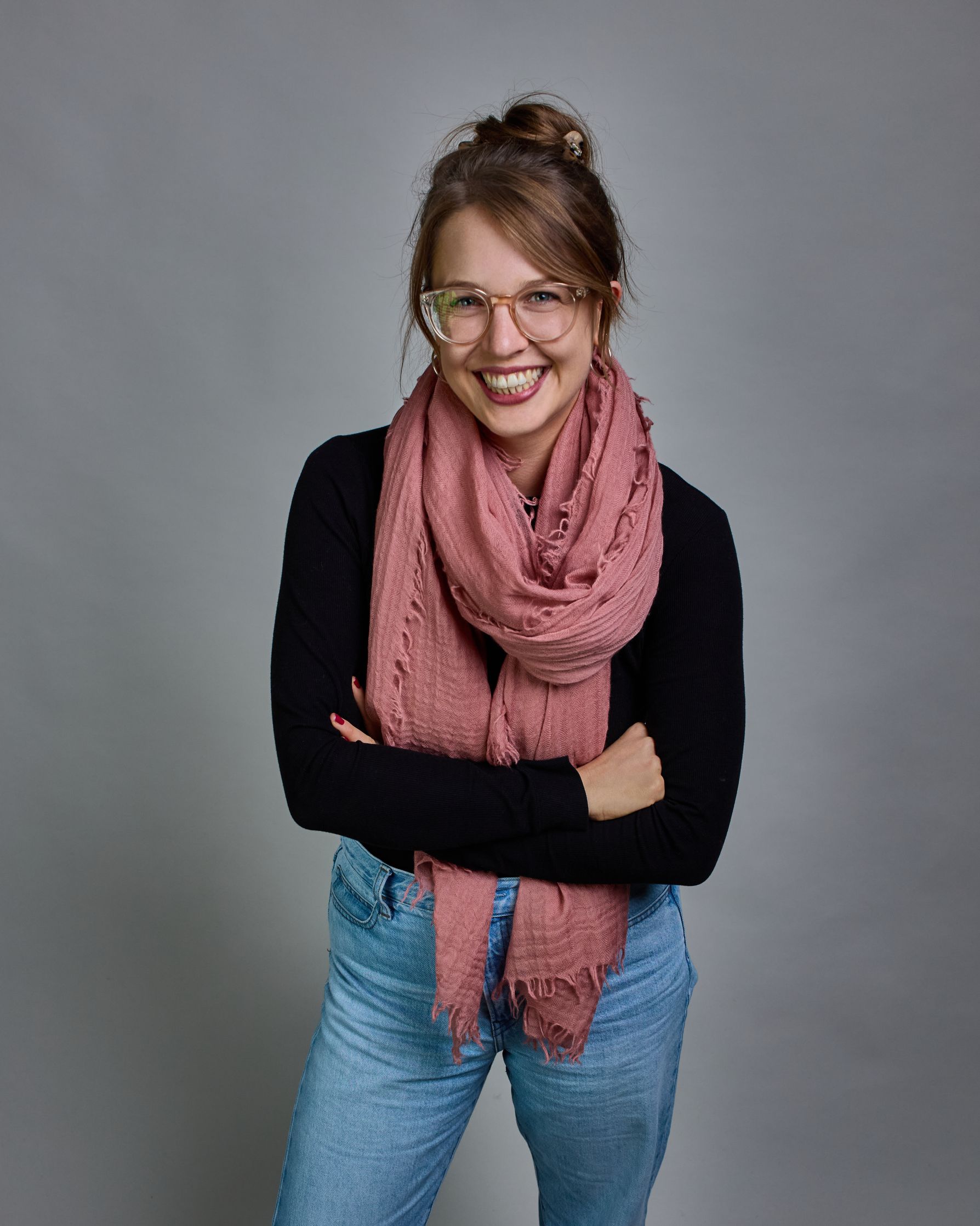 Ein lachsfarbener Schal aus 100 % Wolle mit den Maßen 100x180 cm. Je nach Bild ist er locker um den Hals gelegt oder einmal gewickelt, um eine Schlaufe um den Hals zu haben. Der Schal ist einfärbig und hat an den Kanten leichte Fransen. Die organische Struktur verleiht dem Schal ein lässiges, zeitloses Design. #1