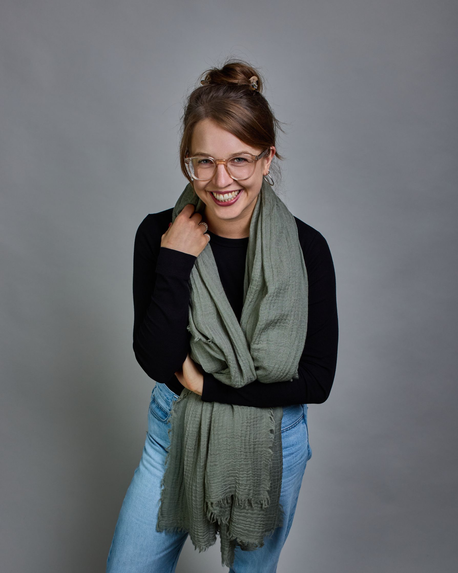 Ein hellgrüner Schal aus 100 % Wolle mit den Maßen 100x180 cm. Je nach Bild ist er locker um den Hals gelegt oder einmal gewickelt, um eine Schlaufe um den Hals zu haben. Der Schal ist einfärbig und hat an den Kanten leichte Fransen. Die organische Struktur verleiht dem Schal ein lässiges, zeitloses Design. #3