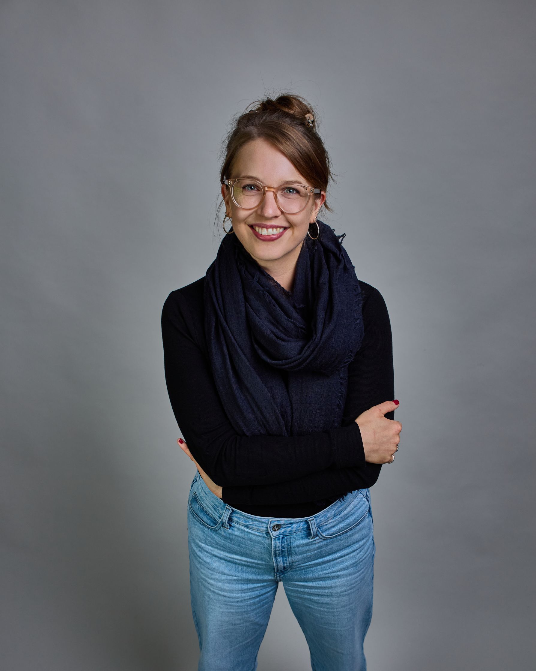 Ein dunkelblauer Schal aus 100 % Wolle mit den Maßen 100x180 cm. Je nach Bild ist er locker um den Hals gelegt oder einmal gewickelt, um eine Schlaufe um den Hals zu haben. Der Schal ist einfärbig und hat an den Kanten leichte Fransen. Die organische Struktur verleiht dem Schal ein lässiges, zeitloses Design. #2