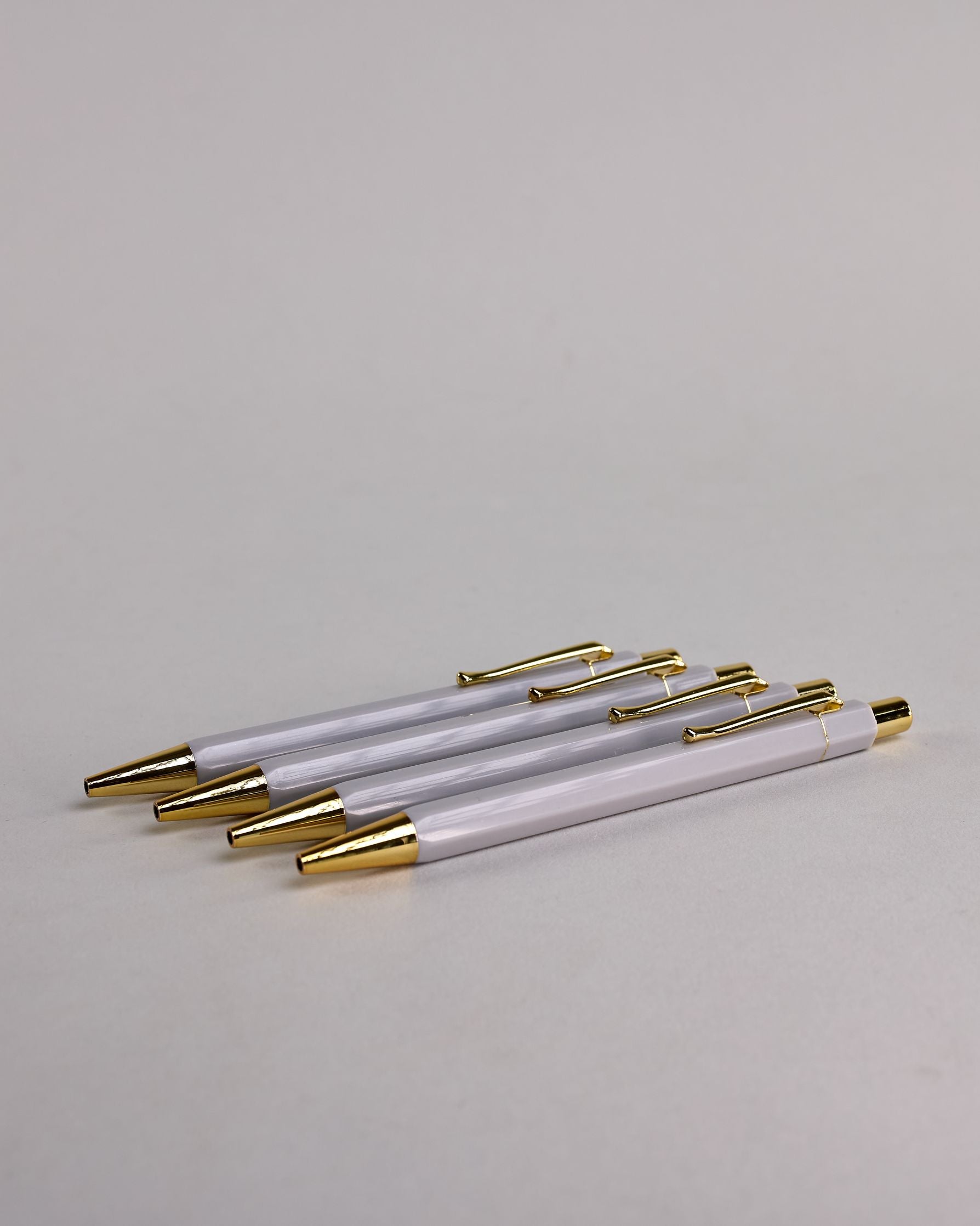 Hellgrauer Kugelschreiber mit goldenem Clips und goldenem Druckknopf #3