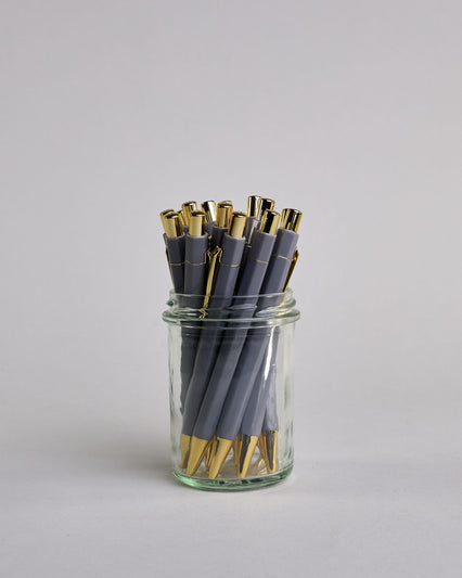 Dunkelgrauer Kugelschreiber mit goldenem Clips und goldenem Druckknopf #1