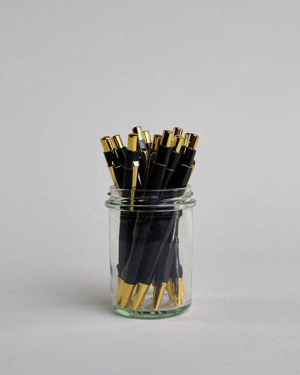 Schwarzer Kugelschreiber mit goldenem Clips und goldenem Druckknopf #1
