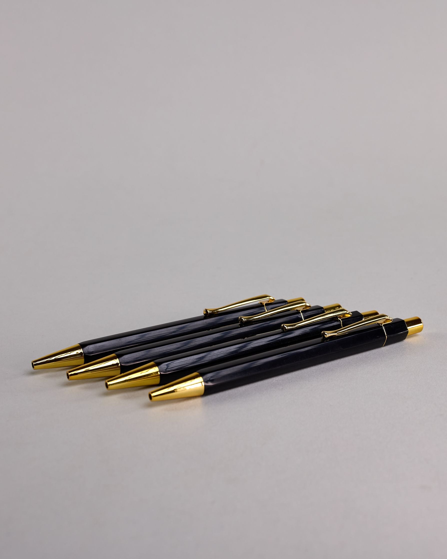 Schwarzer Kugelschreiber mit goldenem Clips und goldenem Druckknopf #3