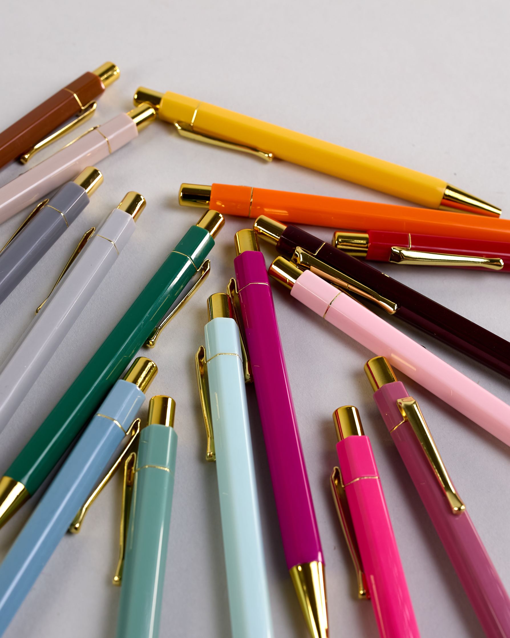 Dunkelroter Kugelschreiber mit goldenem Clips und goldenem Druckknopf #4