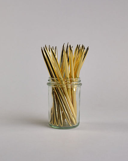 Länglicher, dünner Kugelschreiber in glänzendem gold aus Metall