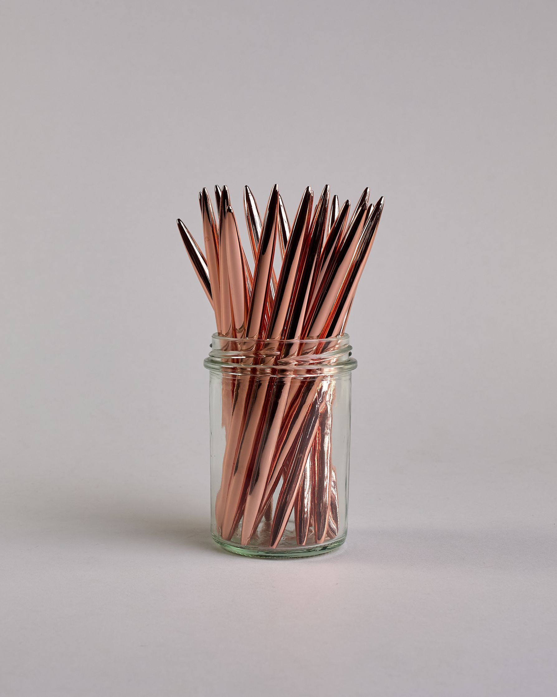 Länglicher, dünner Kugelschreiber in glänzendem roségold aus Metall