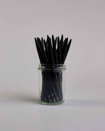 Länglicher, dünner Kugelschreiber in mattem schwarz aus Metall