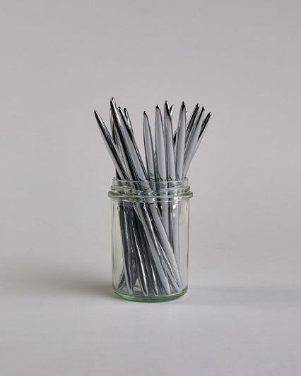 Länglicher, dünner Kugelschreiber in glänzendem silber aus Metall