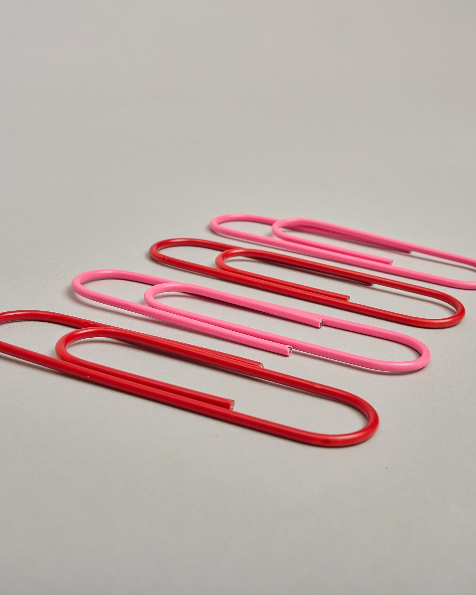 XL Büroklammern in soft touch Haptik in pink und rot #1