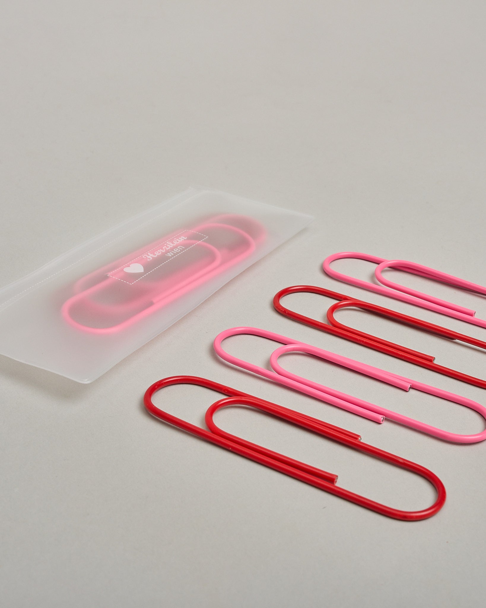 XL Büroklammern in soft touch Haptik in pink und rot #2