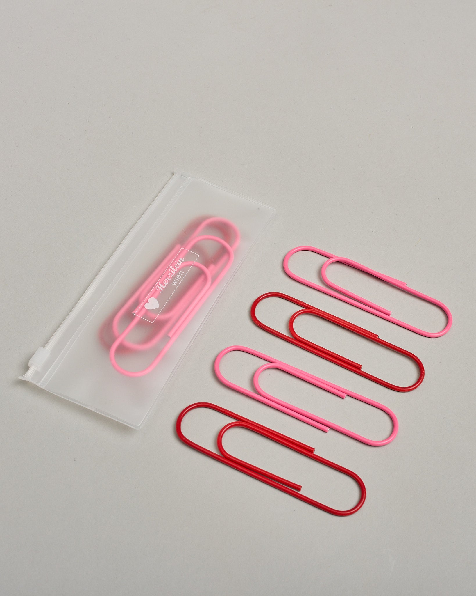 XL Büroklammern in soft touch Haptik in pink und rot #3