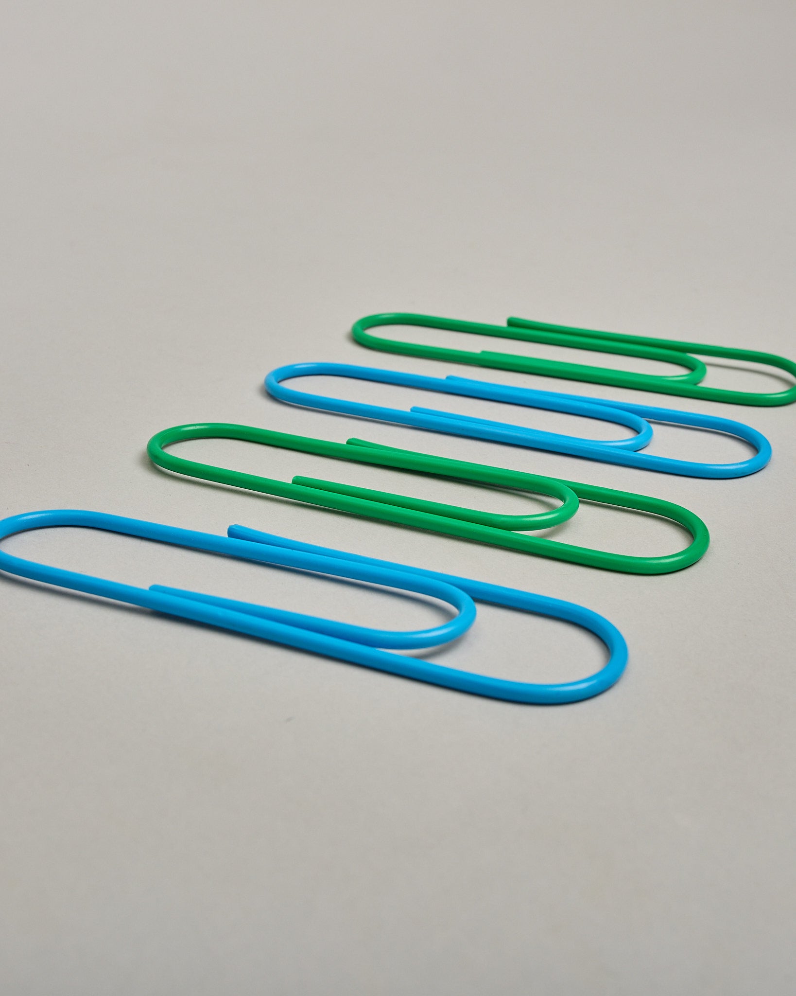 XL Büroklammern in soft touch Haptik in  grün und blau #1