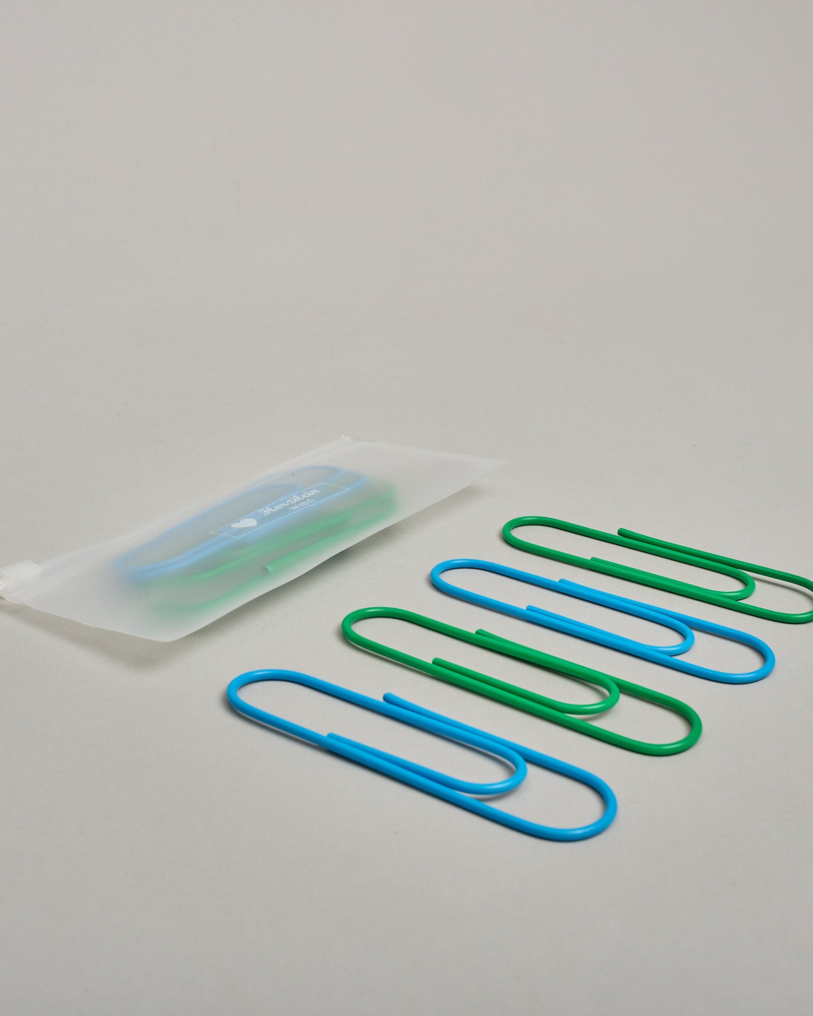 XL Büroklammern in soft touch Haptik in  grün und blau #3