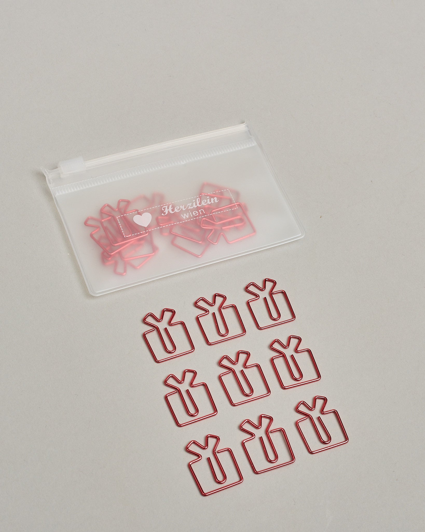 Büroklammern in Form von Geschenken aus rotem Draht. Sie kommen in einer kleinen Silikonverpackung. #2