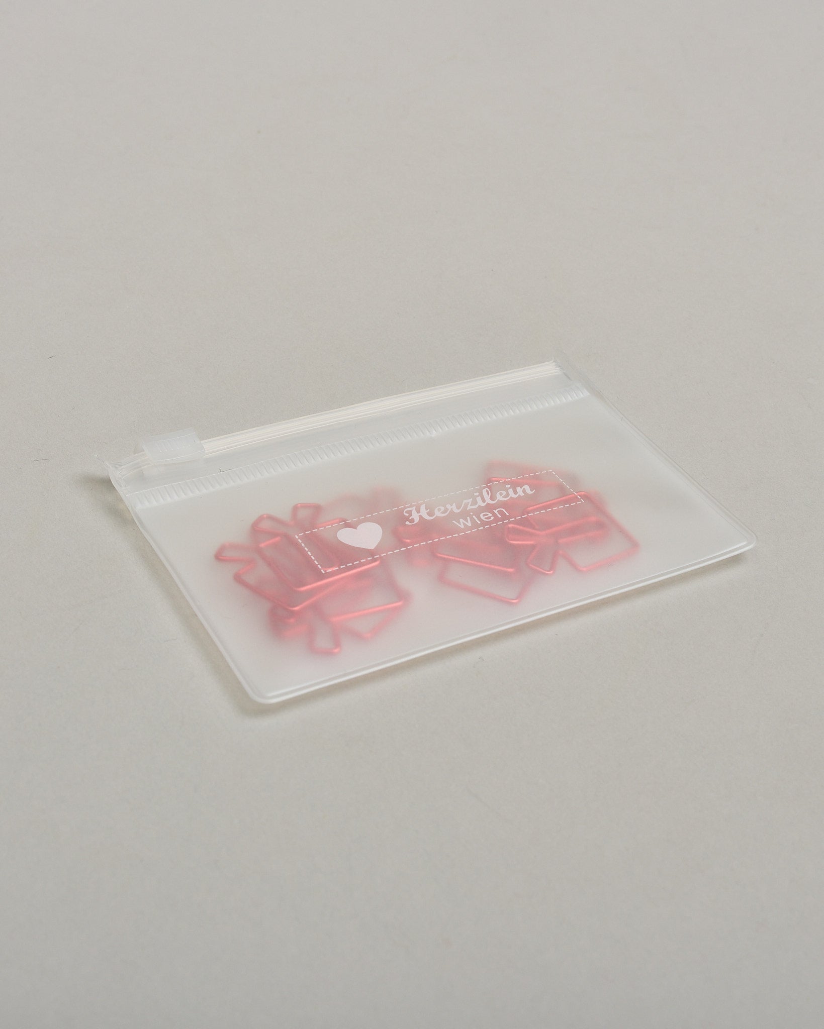 Büroklammern in Form von Geschenken aus rotem Draht. Sie kommen in einer kleinen Silikonverpackung. #4