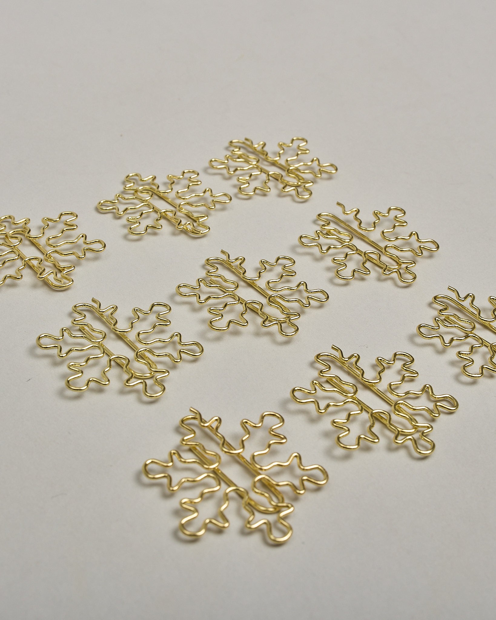 Büroklammern in Form von Schneeflocken aus goldenem Draht. Sie kommen in einer kleinen Silikonverpackung. #1