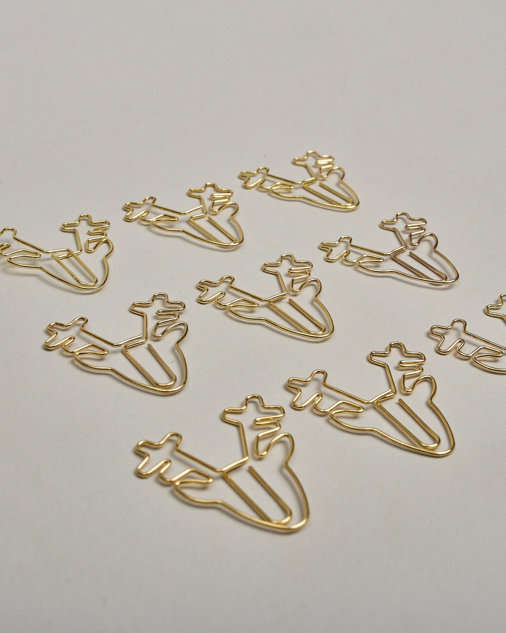 Büroklammern in Form von Rentieren aus goldenem Draht. Sie kommen in einer kleinen Silikonverpackung. #1