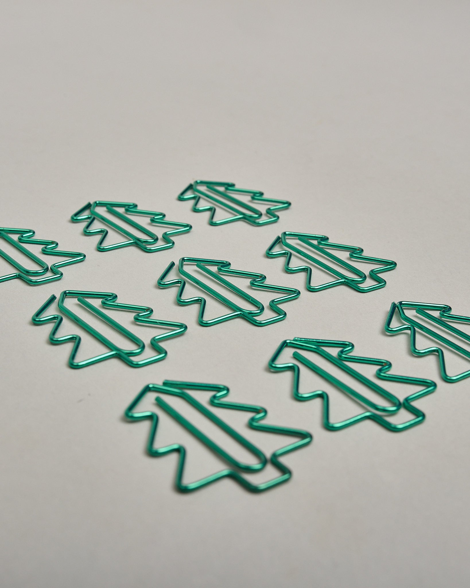 Büroklammern in Form von Christbäumen aus grünem Draht. Sie kommen in einer kleinen Silikonverpackung. #1