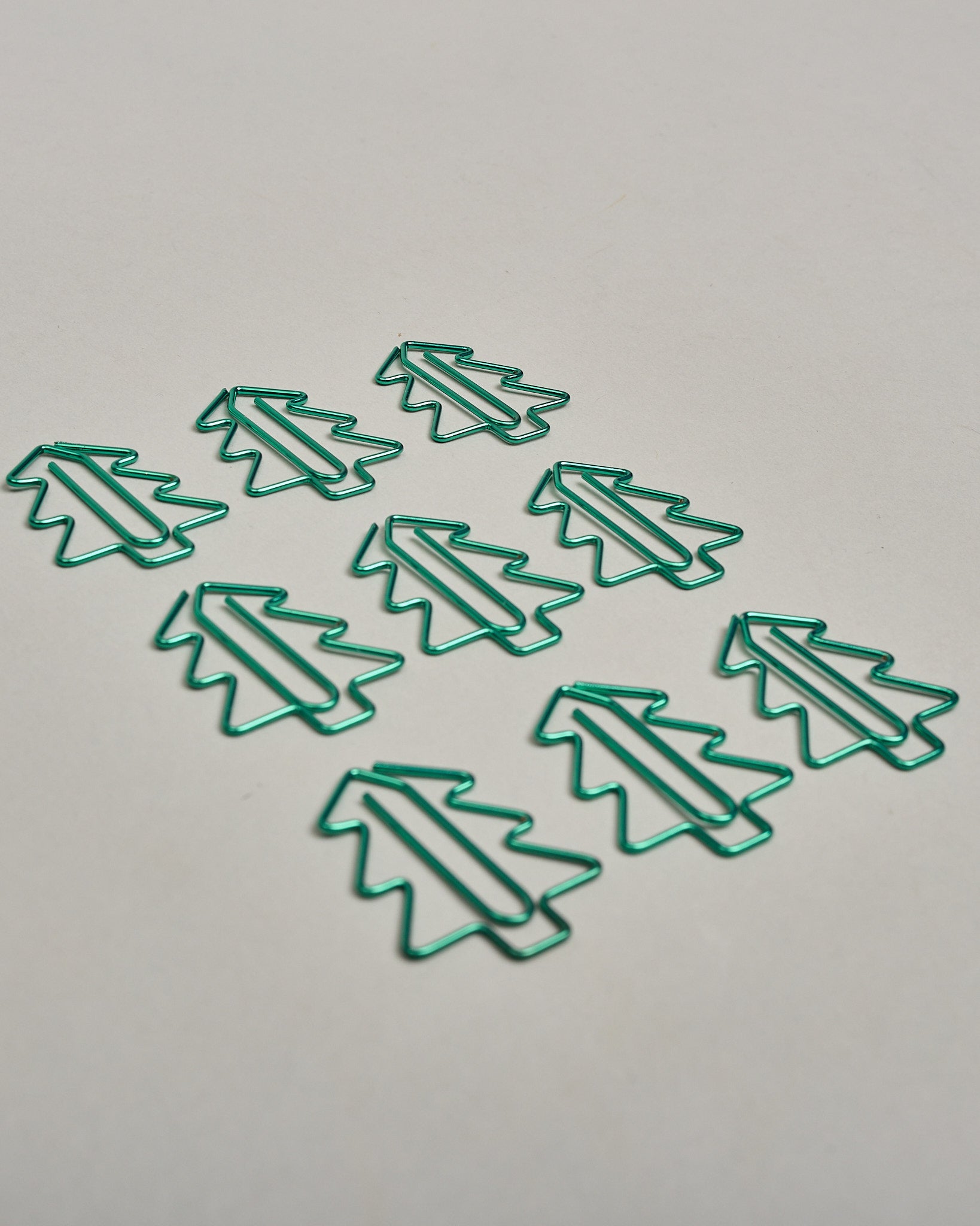 Büroklammern in Form von Christbäumen aus grünem Draht. Sie kommen in einer kleinen Silikonverpackung. #2