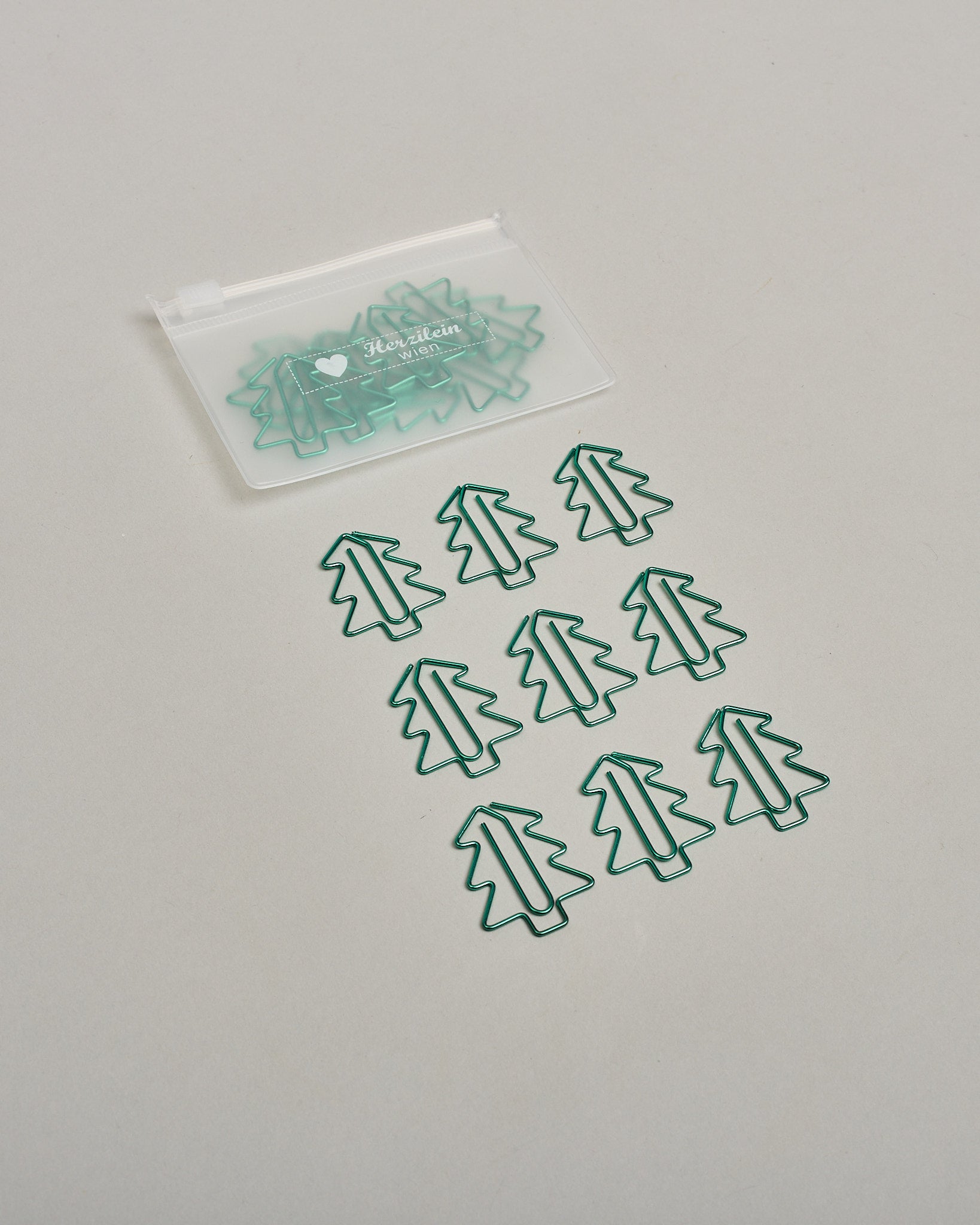 Büroklammern in Form von Christbäumen aus grünem Draht. Sie kommen in einer kleinen Silikonverpackung. #3