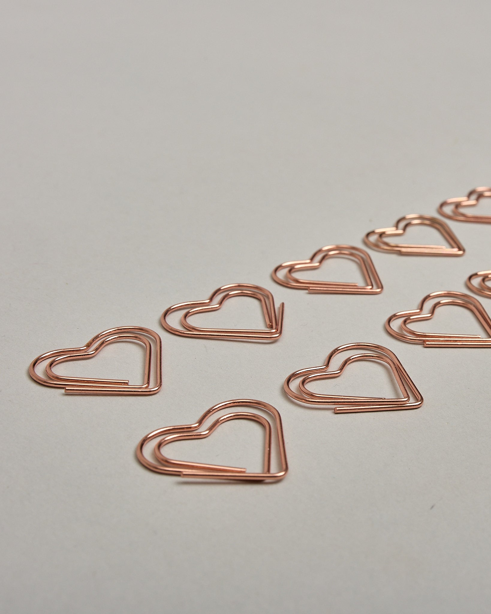 Zehn Büroklammern in Form von Herzen aus roséfarbenem Draht. Sie kommen in einer kleinen Silikonverpackung. #1