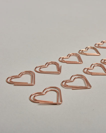 Zehn Büroklammern in Form von Herzen aus roséfarbenem Draht. Sie kommen in einer kleinen Silikonverpackung. #1