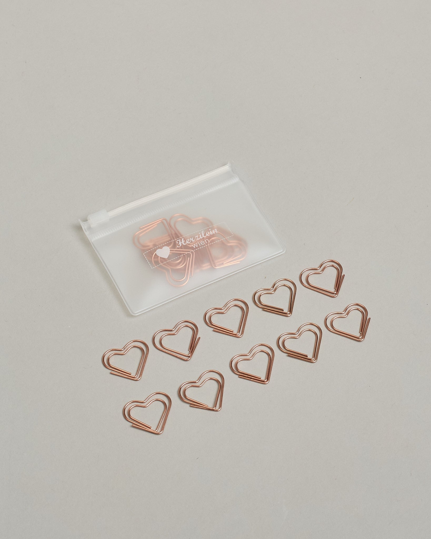 Zehn Büroklammern in Form von Herzen aus roséfarbenem Draht. Sie kommen in einer kleinen Silikonverpackung. #2