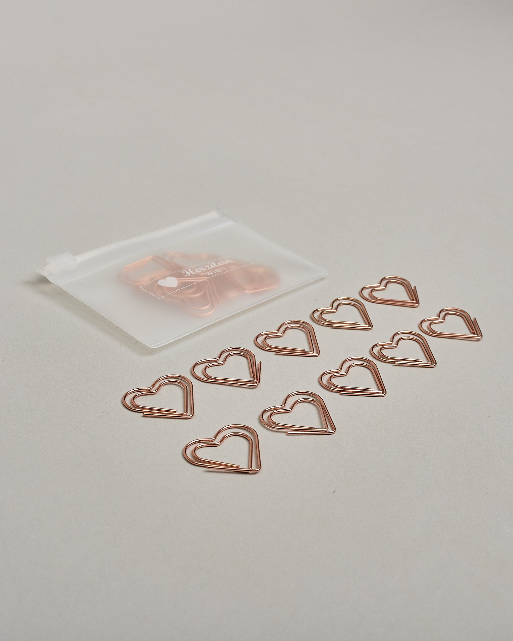 Zehn Büroklammern in Form von Herzen aus roséfarbenem Draht. Sie kommen in einer kleinen Silikonverpackung. #3