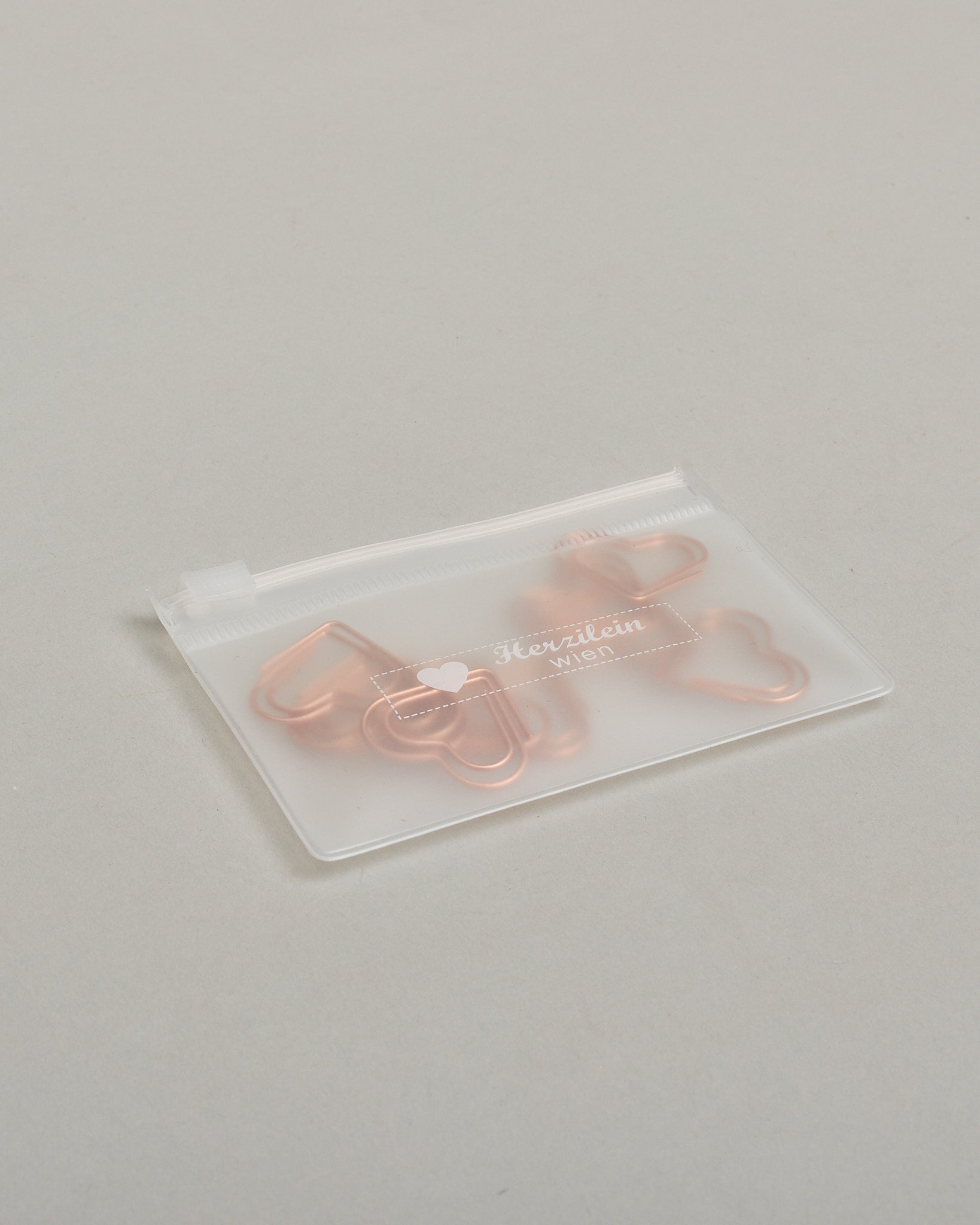 Zehn Büroklammern in Form von Herzen aus roséfarbenem Draht. Sie kommen in einer kleinen Silikonverpackung. #4