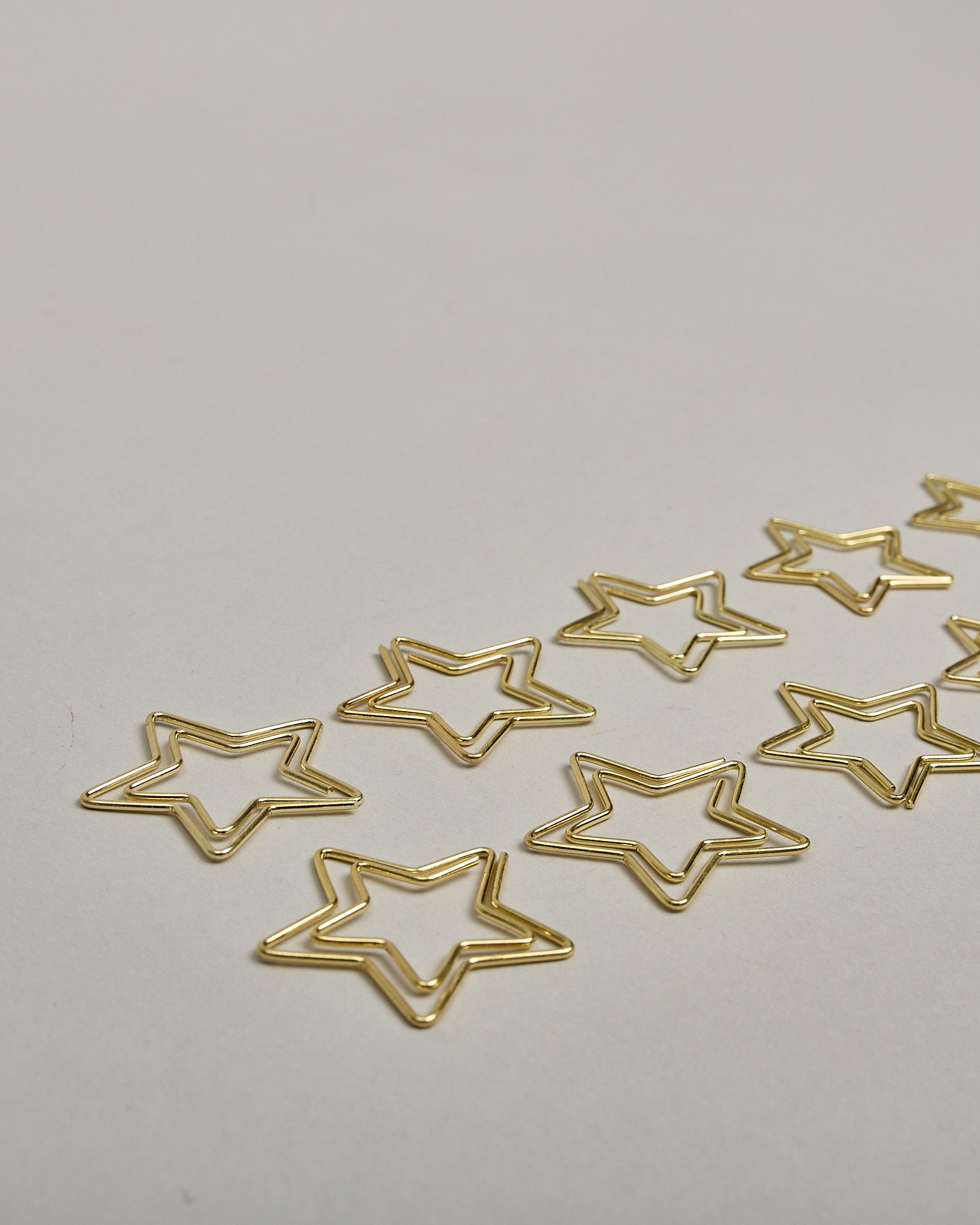 Zehn Büroklammern in Form von Sternen aus goldenem Draht. Sie kommen in einer kleinen Silikonverpackung. #1