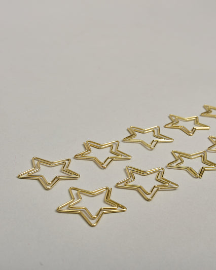 Zehn Büroklammern in Form von Sternen aus goldenem Draht. Sie kommen in einer kleinen Silikonverpackung. #1