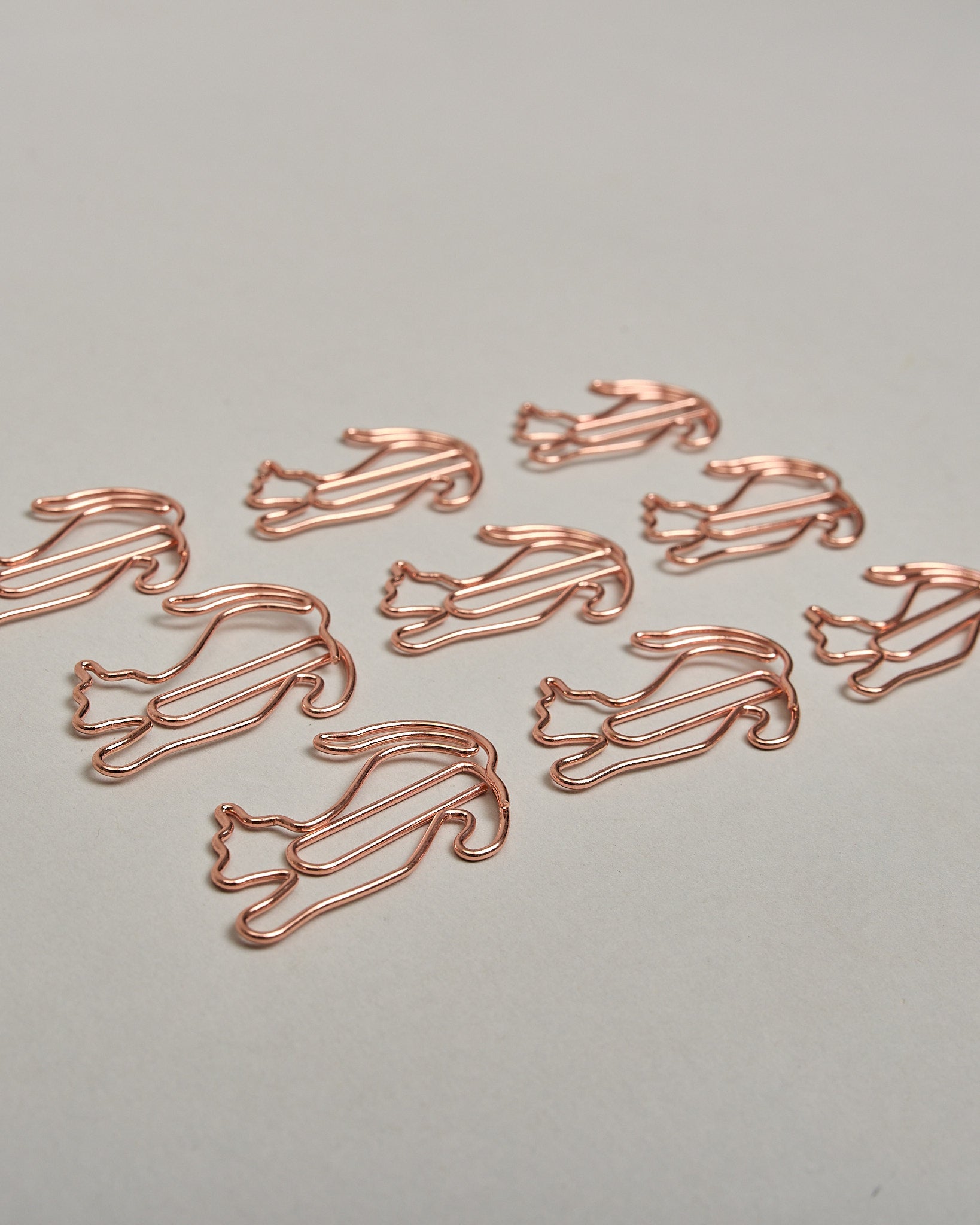 Zehn Büroklammern in Form von Katzen aus roséfarbenem Draht. Sie kommen in einer kleinen Silikonverpackung. #1