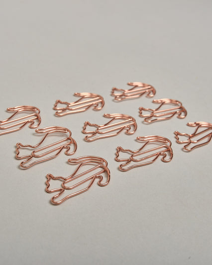 Zehn Büroklammern in Form von Katzen aus roséfarbenem Draht. Sie kommen in einer kleinen Silikonverpackung. #1