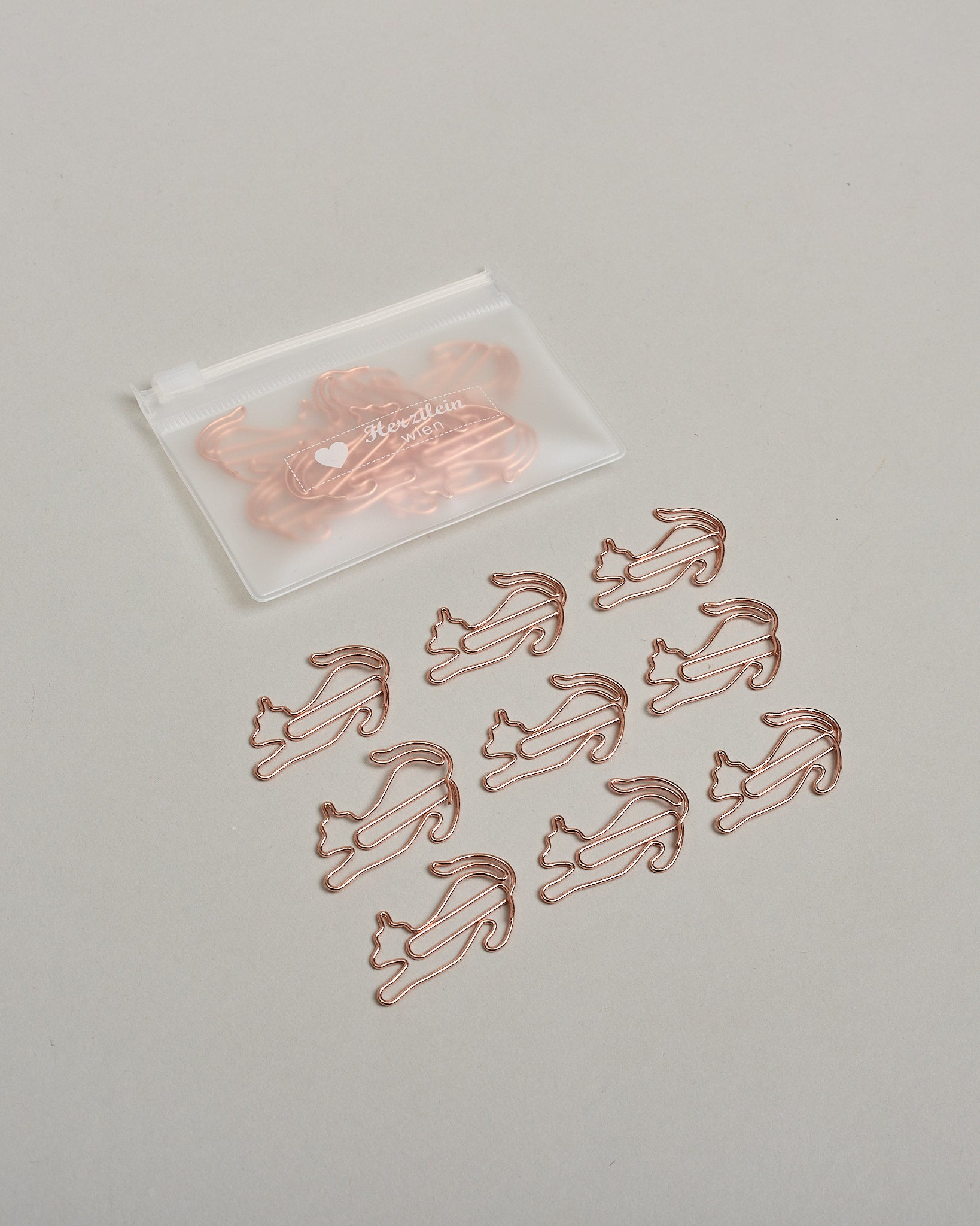 Zehn Büroklammern in Form von Katzen aus roséfarbenem Draht. Sie kommen in einer kleinen Silikonverpackung. #2
