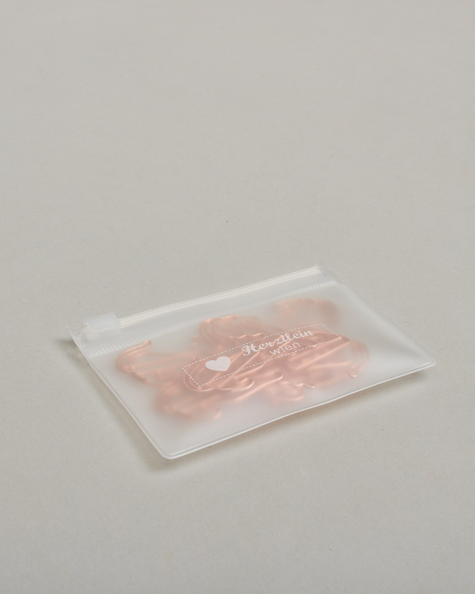 Zehn Büroklammern in Form von Katzen aus roséfarbenem Draht. Sie kommen in einer kleinen Silikonverpackung. #4