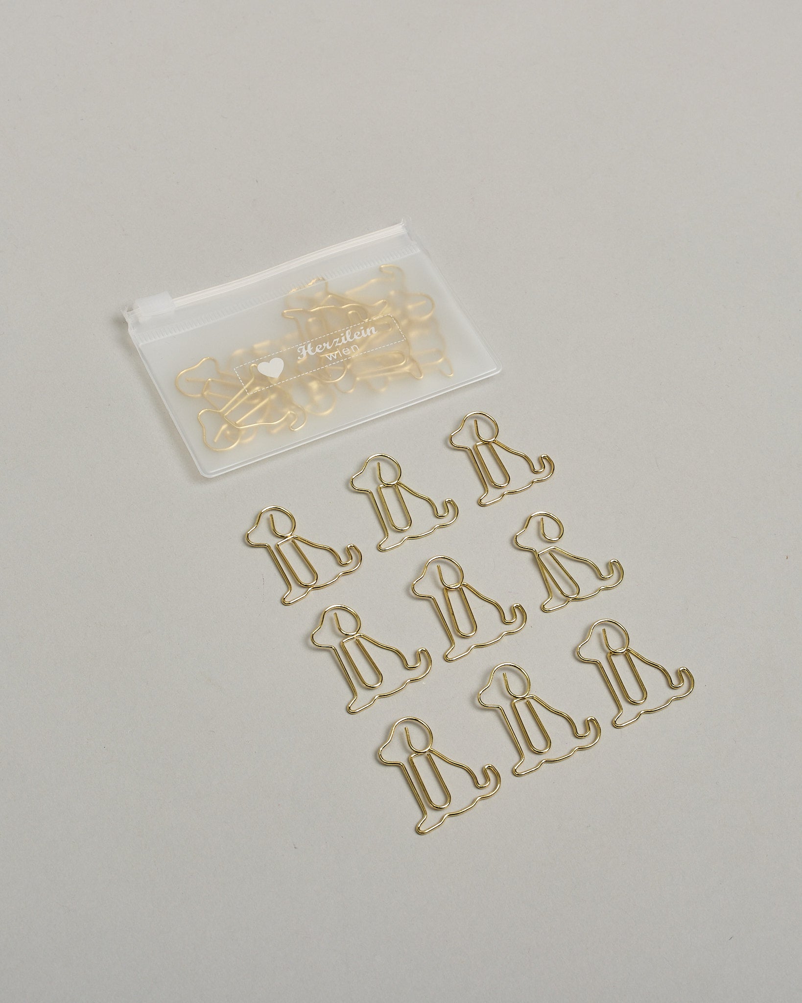 Zehn Büroklammern in Form von Hunden aus goldenem Draht. Sie kommen in einer kleinen Silikonverpackung. #2