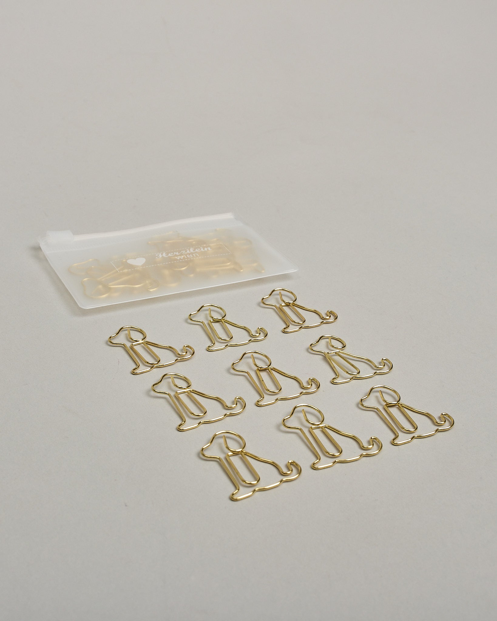 Zehn Büroklammern in Form von Hunden aus goldenem Draht. Sie kommen in einer kleinen Silikonverpackung. #3