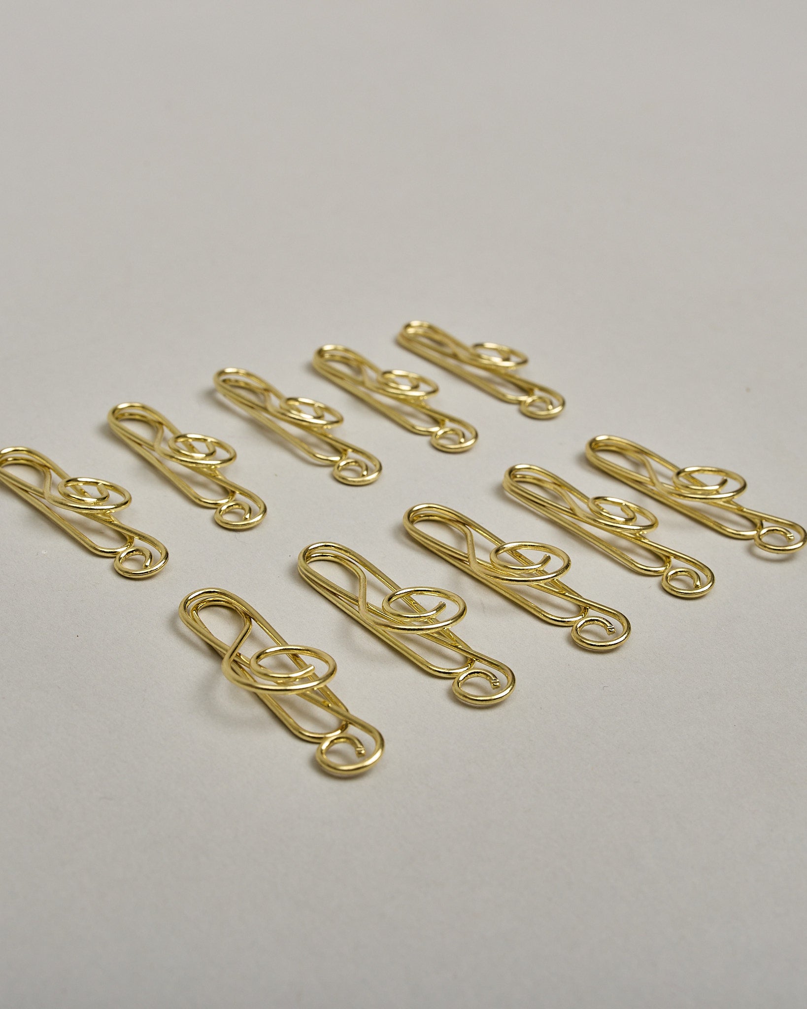 Zehn Büroklammern in Form von Notenschlüsseln aus goldenem Draht. Sie kommen in einer kleinen Silikonverpackung. #1