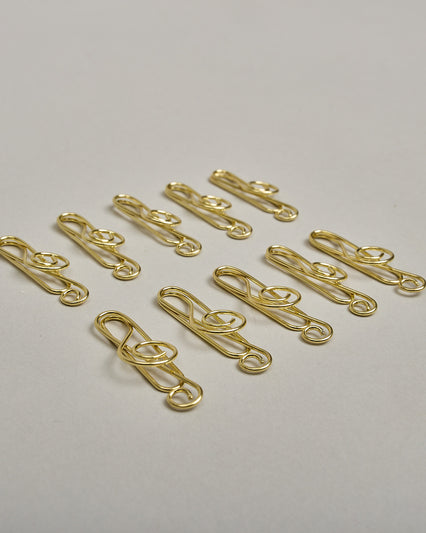 Zehn Büroklammern in Form von Notenschlüsseln aus goldenem Draht. Sie kommen in einer kleinen Silikonverpackung. #1