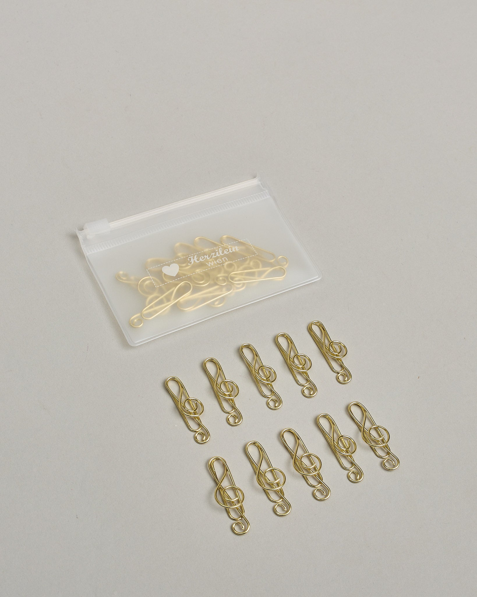 Zehn Büroklammern in Form von Notenschlüsseln aus goldenem Draht. Sie kommen in einer kleinen Silikonverpackung. #2